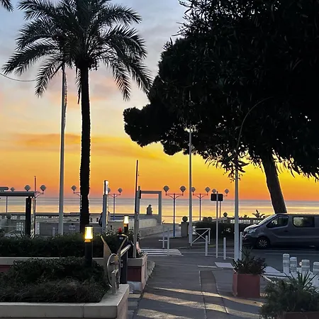 מלון Eden - La Baigneuse 3*